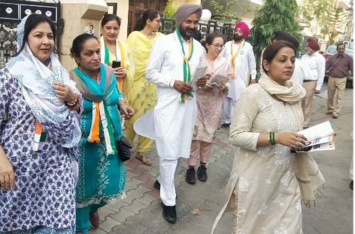 ਕਾਂਗਰਸੀ ਉਮੀਦਵਾਰ ਦੇ ਹੱਕ ਵਿੱਚ ਘਰੋਂ ਘਰੀ ਪ੍ਰਚਾਰ ਕੀਤਾ